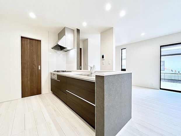 キッチン横にパントリー！食品のストックや調理器具の収納に便利です。