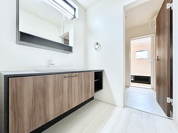 スタイリッシュな洗面化粧台は忙しい朝の身支度に大活躍！