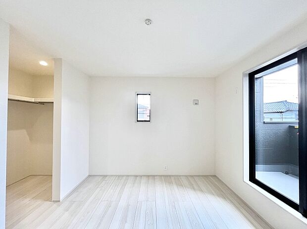 ウォークインクローゼットがあるお部屋！季節ごとの入れ替えも不要で便利です。 