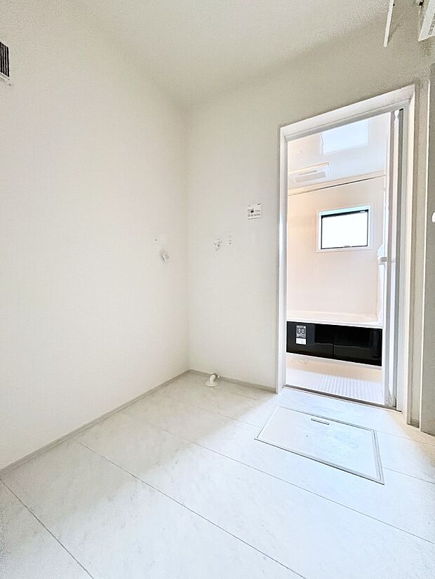 洗面台スペースと脱衣室はそれぞれ独立。ご家族が入浴中でも洗面台をご利用できます。