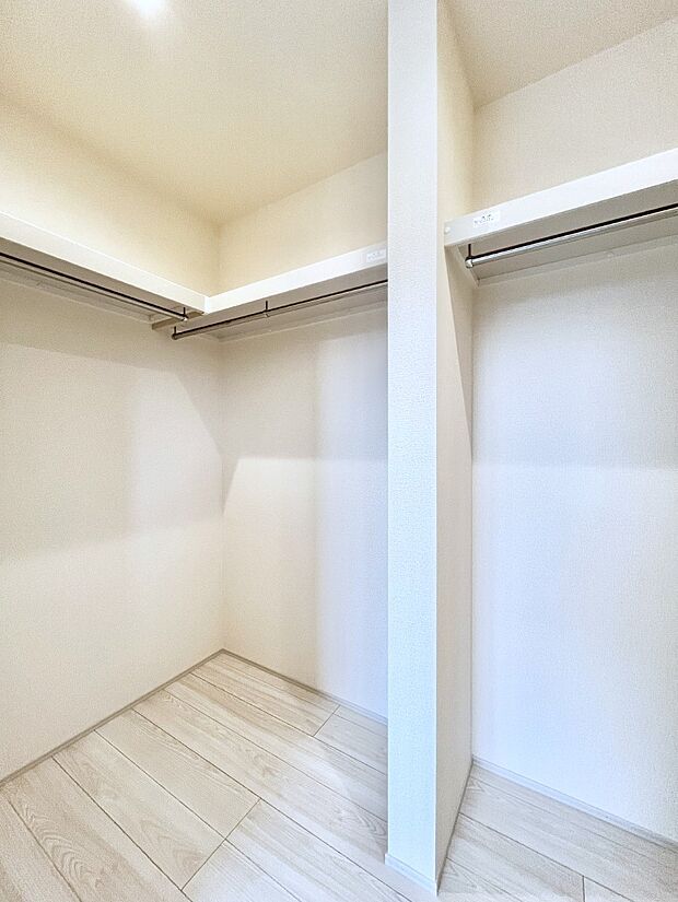 衣類をハンガーに掛けたまま収納できるWIC。衣類の整理整頓がしやすくて便利です！
