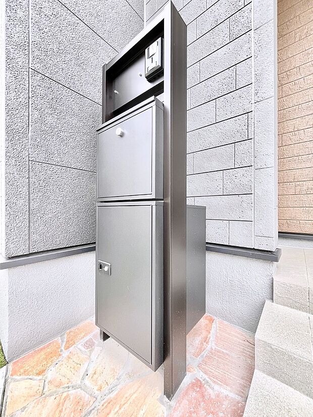 外観「宅配ボックス」　時間を気にせず宅配物をいつでも安全に受け取れます。 