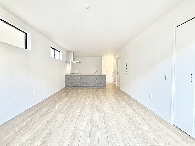 明るい陽光が注ぎ、寛ぎの雰囲気に満たされるリビング・ダイニング。