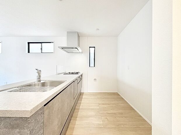 爽やかな風が通り抜けるキッチン。窓があるので明るく換気にも役立ちます。