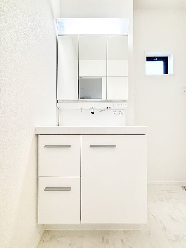 大きく見やすい三面鏡で清潔感ある洗面台は、身だしなみチェックや肌のお手入れにおすすめです。