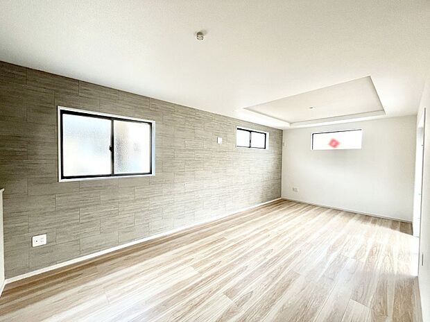 明るい陽光が注ぎ、寛ぎの雰囲気に満たされるリビング・ダイニング。