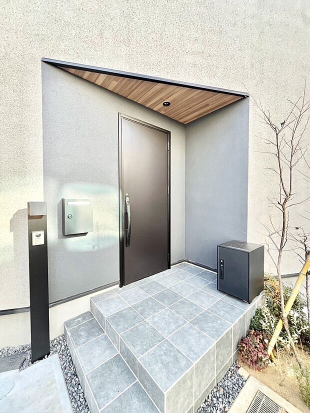 住まいの顔を演出する、玄関ドア。