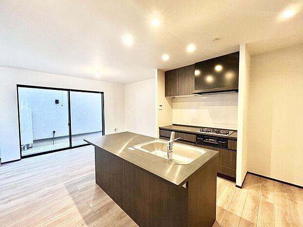 明るい陽光が注ぎ、寛ぎの雰囲気に満たされるリビング・ダイニング。