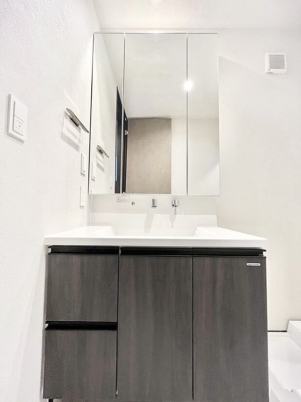 スタイリングに便利な三面鏡、ミラーキャビネットで細かい物スッキリ