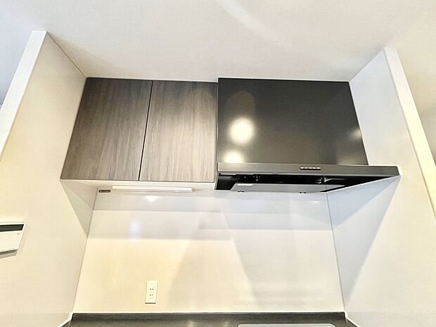 キッチン上部の吊戸棚を設置しました。