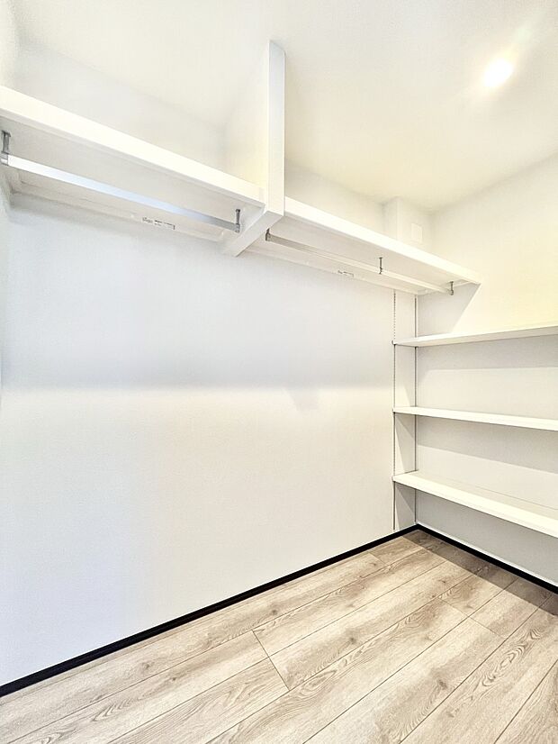 衣類をハンガーに掛けたまま収納できるWIC。衣類の整理整頓がしやすくて便利です!