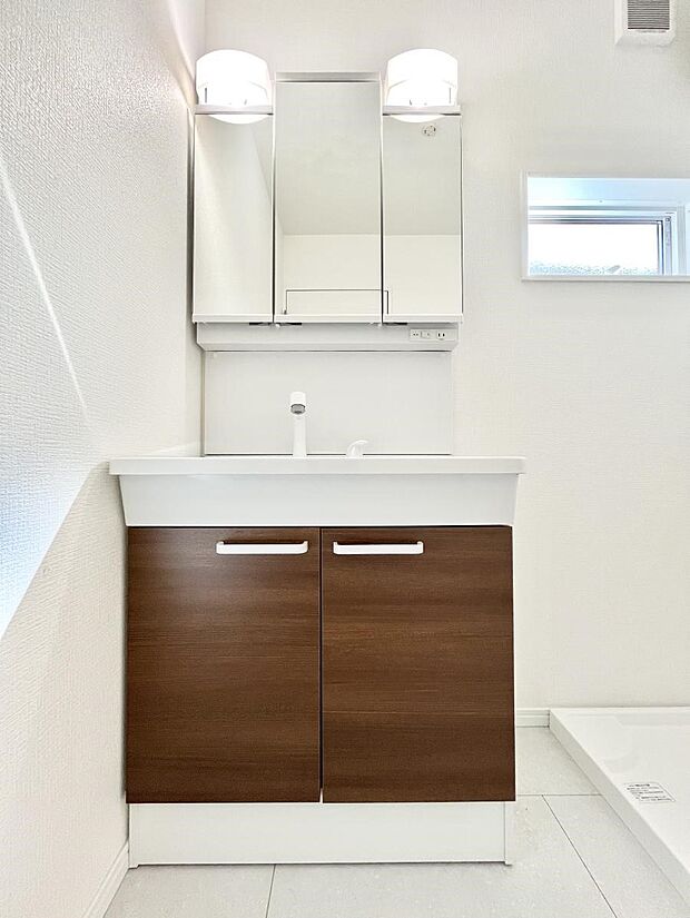 大きく見やすい三面鏡で清潔感ある洗面台は、身だしなみチェックや肌のお手入れにおすすめです。