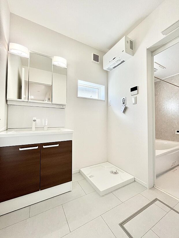 小窓がついているので湿気の多い場所でも換気が十分行えます。毎日の身支度を気持ち良く!