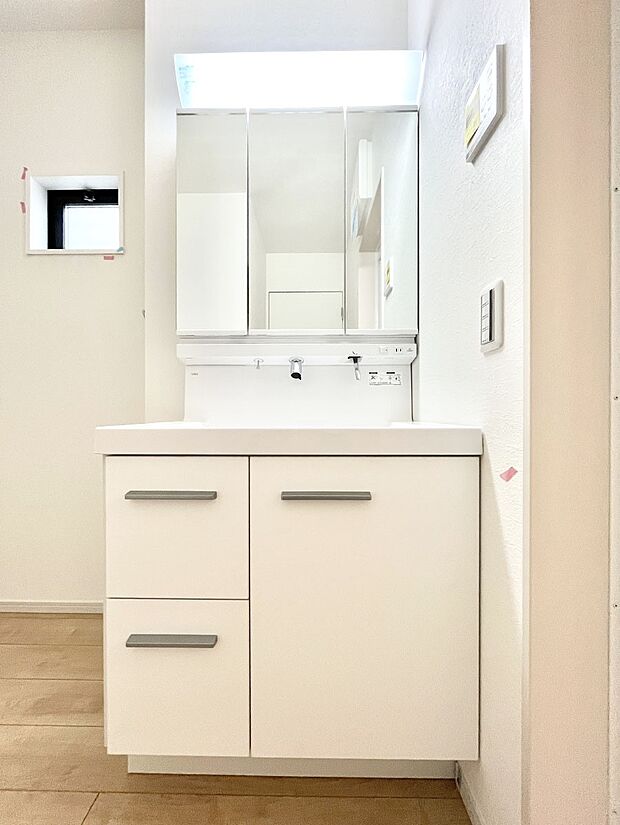 大きく見やすい三面鏡で清潔感ある洗面台は、身だしなみチェックや肌のお手入れにおすすめです。