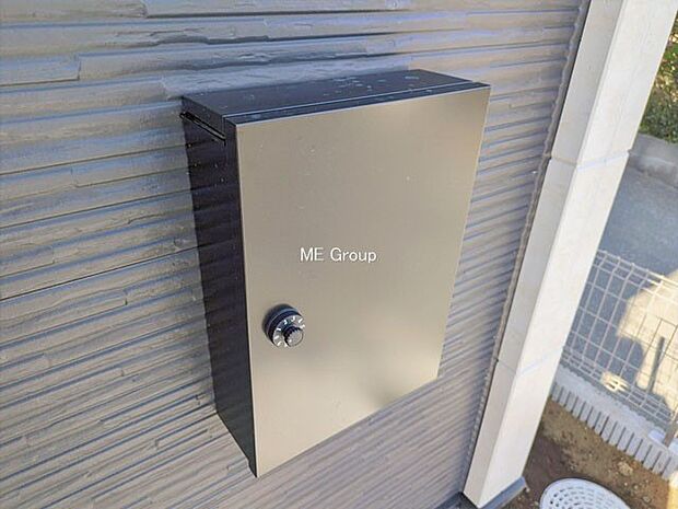 シンプルデザインのポスト。