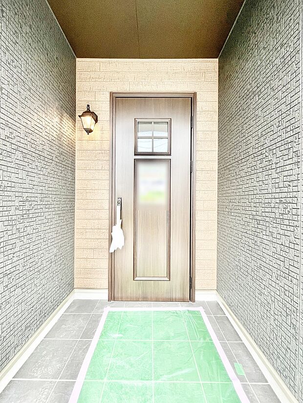 玄関前は屋根付きで雨が降っていても濡れにくいです。