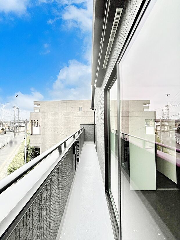 ゆったりバルコニーだから沢山お洗濯ものを干せます。