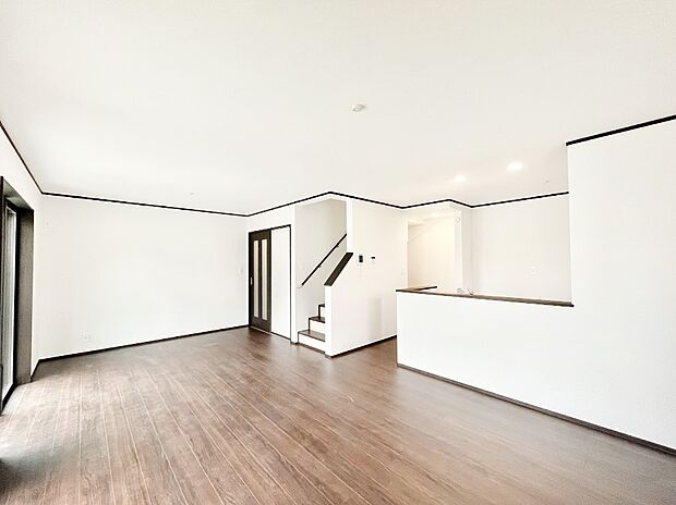 家族の笑顔が自然と生まれてくる、そんな雰囲気のダイニングに仕上がっています。