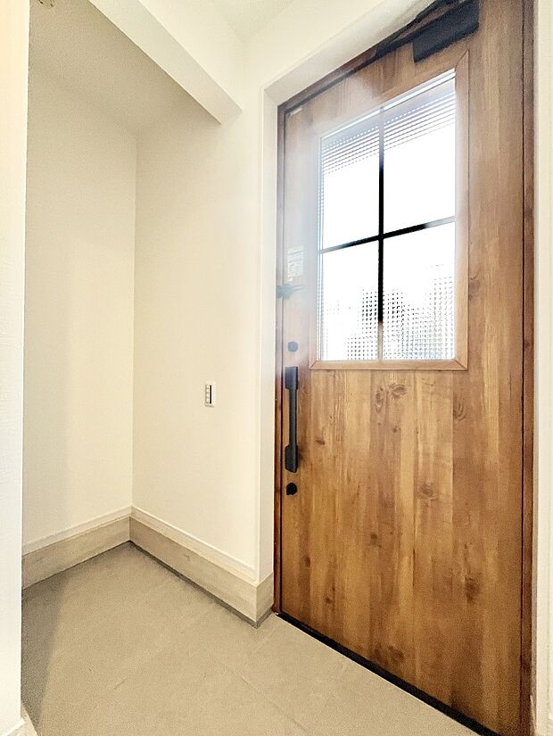 明るい玄関はお客様をお出迎えするのにぴったりです！   