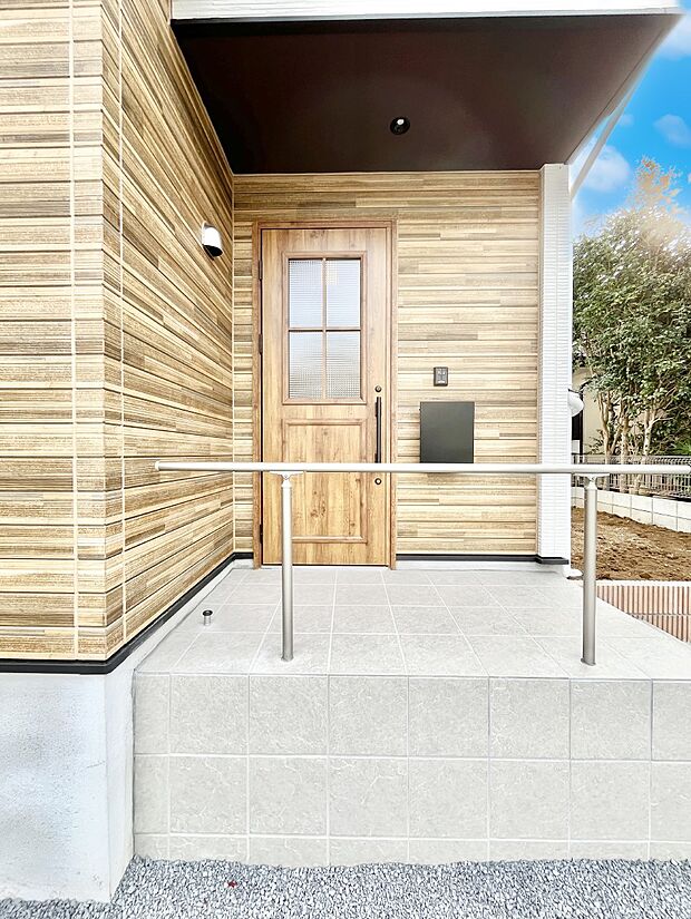 玄関前は雨が降っても濡れにくい屋根付き