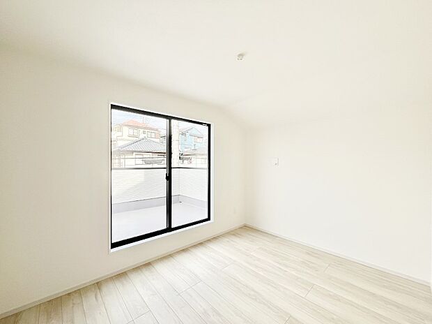 明るいバルコニーサイドに洋室を設置。目覚めの良い寝室に。  