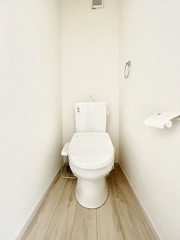 明るく清潔感のあるトイレです。 