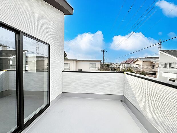 ゆったりバルコニーだから沢山お洗濯ものを干せます。　