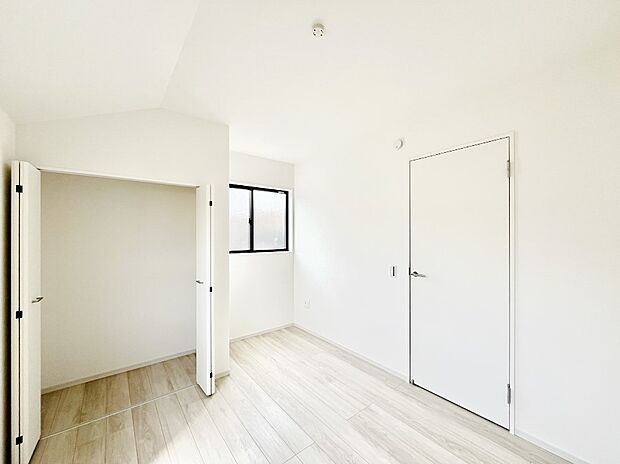 やさしい光がさしこむ居室はしっかり収納付き