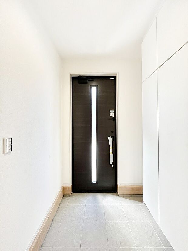 明るい玄関はお客様をお出迎えするのにぴったりです！ 