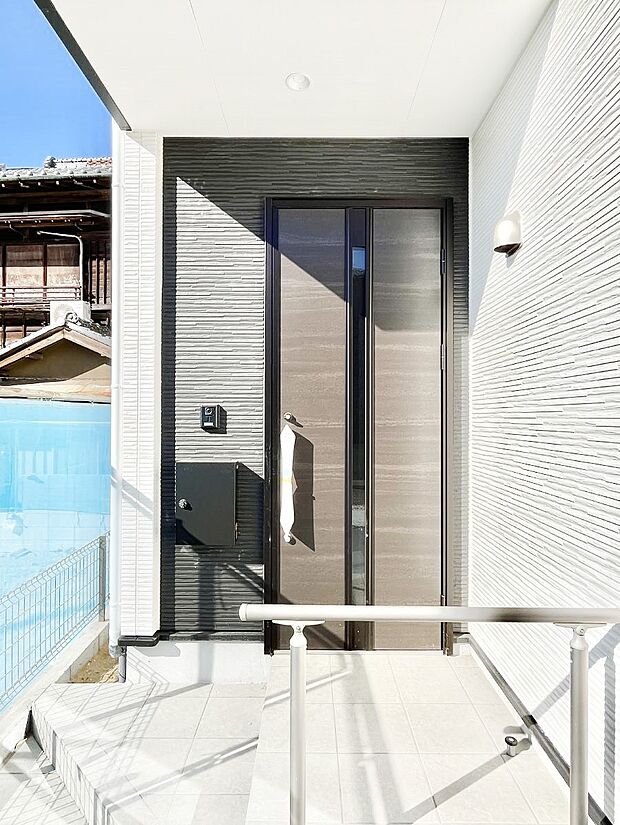 大切な家族、来客を出迎える玄関。