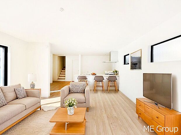 家族の和やかな会話が聞こえてきそう。開放感のあるリビングです。※家具はCGです  