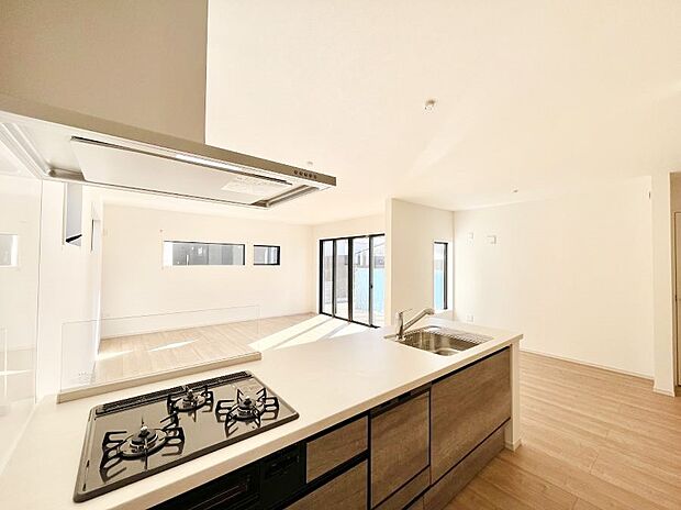 リビングで遊ぶお子様を見守りながらお料理ができる対面キッチン。  