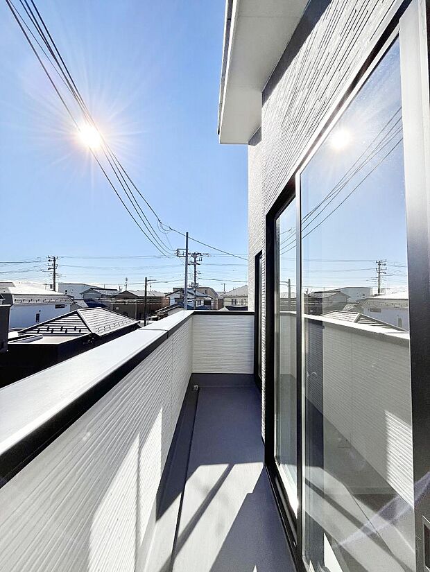 ゆったりバルコニーだから沢山お洗濯ものを干せます。