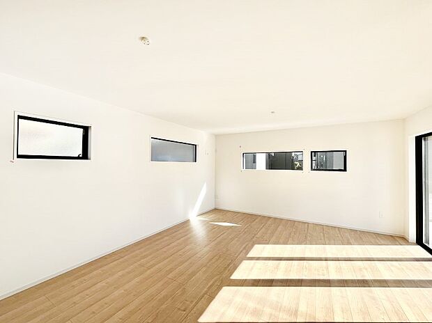 明るい陽光が注ぎ、寛ぎの雰囲気に満たされるダイニング。   