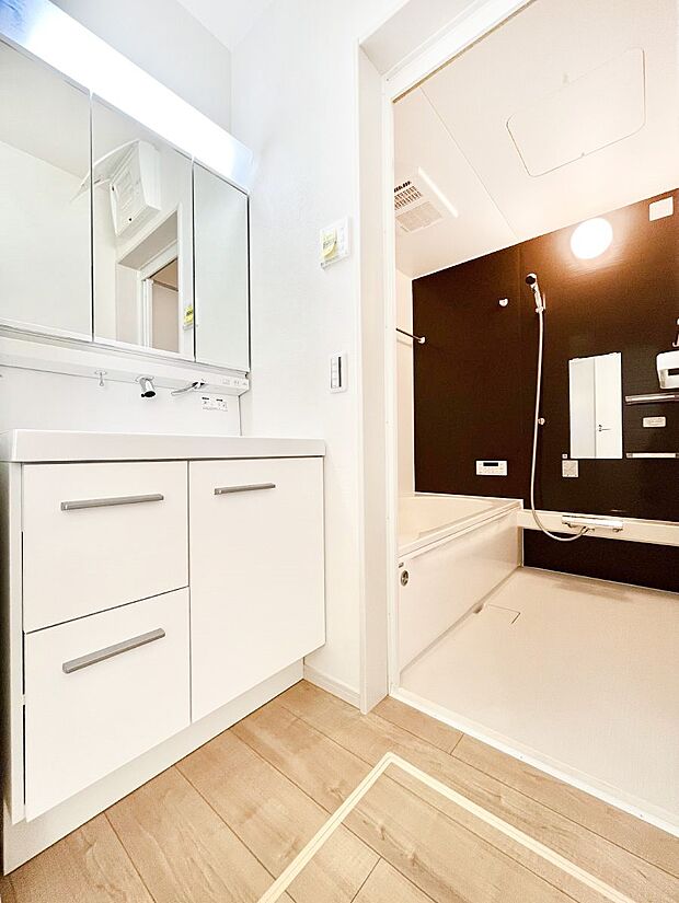 身支度もスムーズにおこなえる脱衣場。  