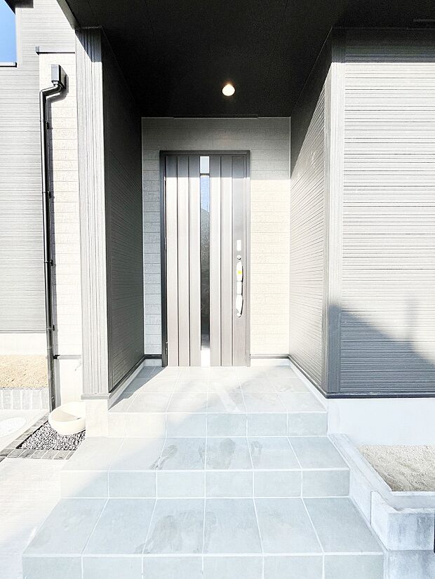 大切な家族、来客を出迎える玄関。