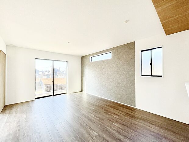 アクセントクロスがオシャレ！家族団らんの時間が充実しそうなリビングダイニング！