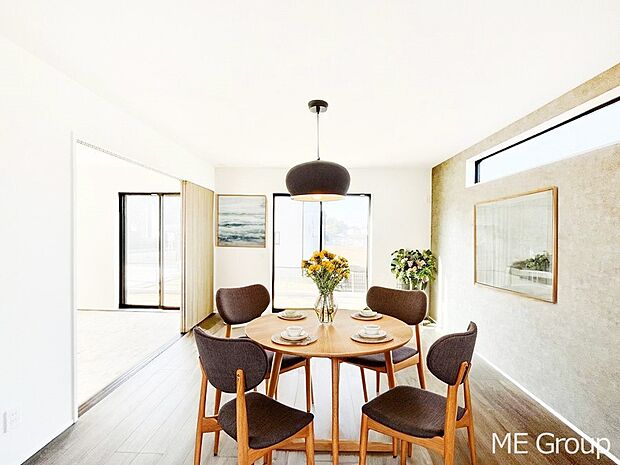 家族の和やかな会話が聞こえてきそうなリビングです。※家具はCGです  