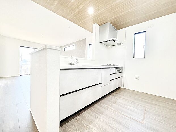 ご家族の会話弾む対面キッチン。お料理中のパパママもご家族と過ごす時間が増えそう！