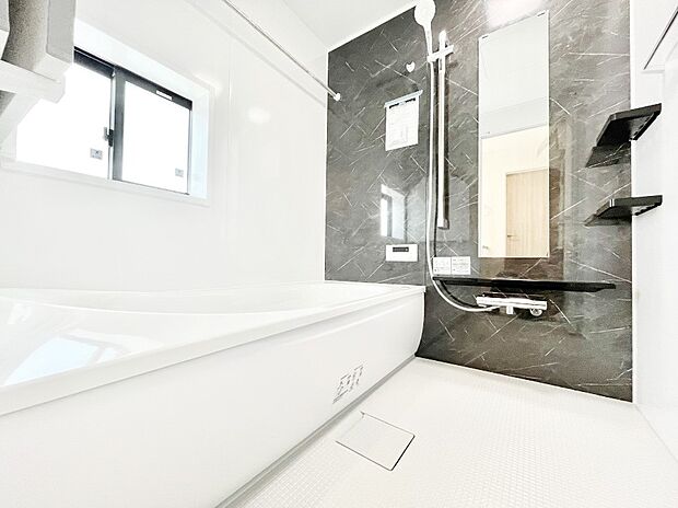 落ち着きのあるダークカラーを基調にしたバスルームで1日の疲れをリフレッシュ！