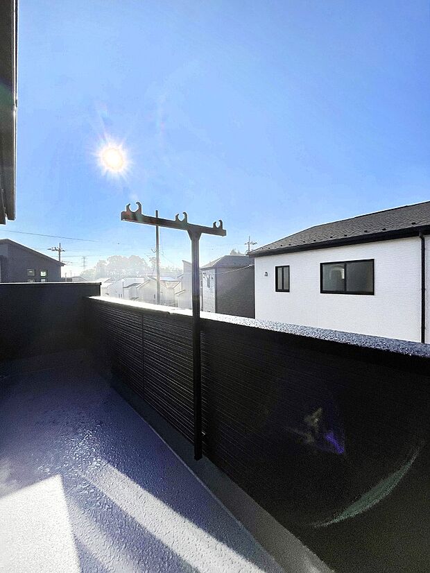 暖かな陽光が降り注ぐバルコニーはお洗濯におすすめ。爽やかな風も心地よいです。 