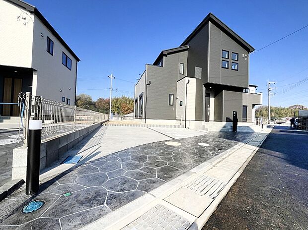 車の出し入れスムーズ！並列駐車2台分のカースペース付きです。