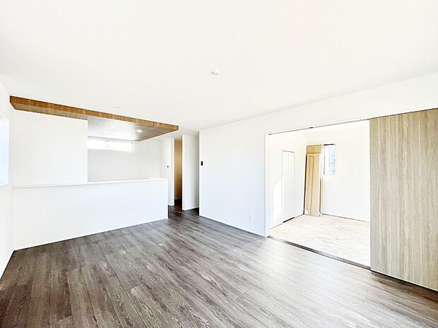 家族の笑顔が自然と生まれてくる、そんな雰囲気のダイニングに仕上がっています。