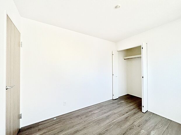 クローゼット付きのお部屋でスッキリとした空間でゆったり寛げます！