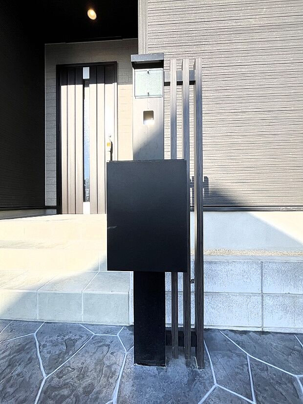 表札・インターホン・ポストをひとつに集約。エントランスになじむシンプルデザイン。