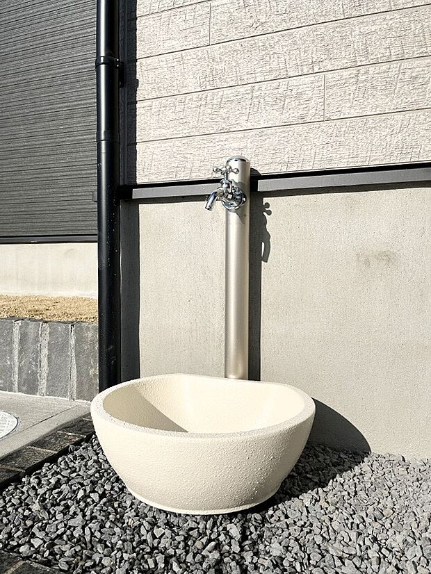 洗車や庭のお手入れやお子さまの水遊びなどに便利な外水栓。