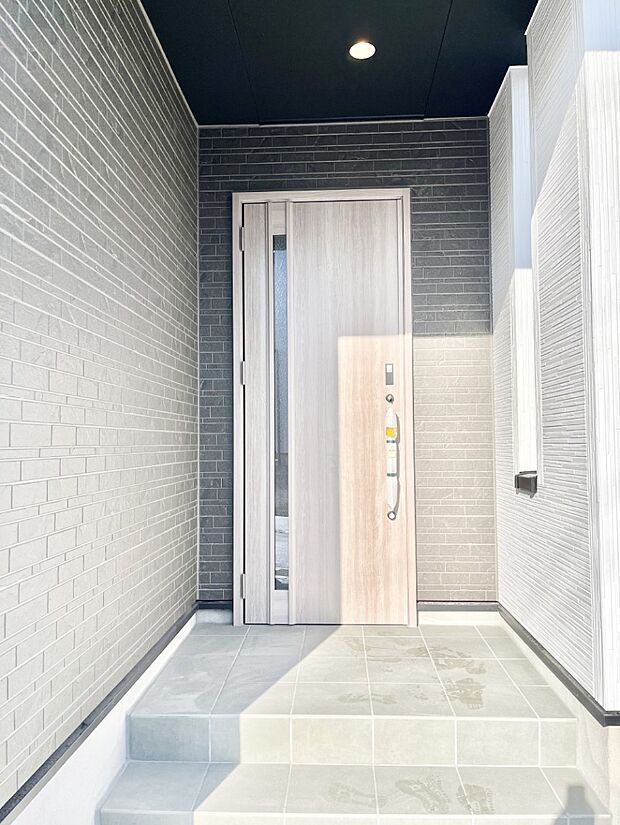 シンプルで落ち着いた雰囲気の玄関でご家族やお客様をお出迎え！