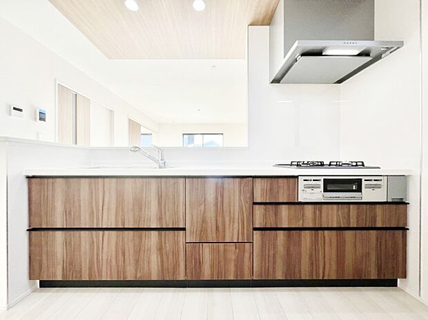 システムキッチンはシンプルでスッキリした飽きの来ないデザインなので永く使えそう！