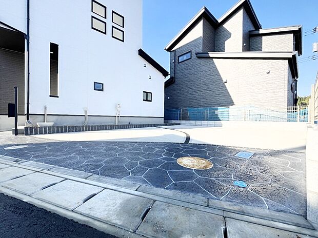 車の出し入れスムーズ！並列駐車2台分のカースペース付きです。