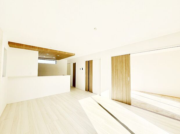 家族の笑顔が自然と生まれてくる、そんな雰囲気のダイニングに仕上がっています。